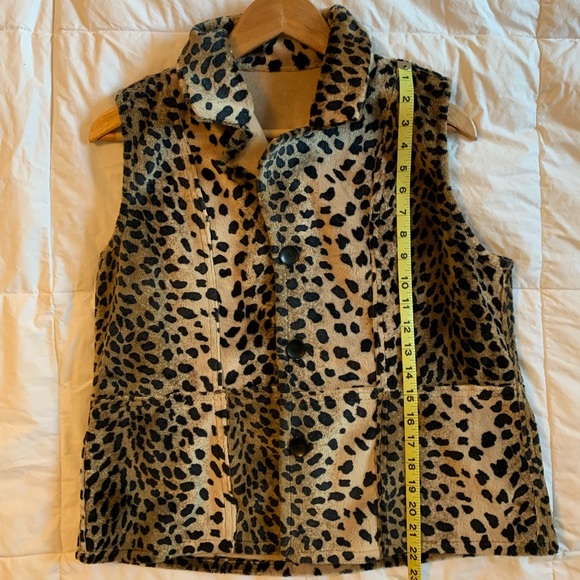 Reversible faux suede cheetah vest - Picture 2 of 9